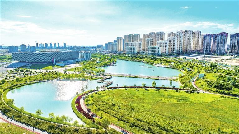 坐落在文曲湖畔的甘肃省体育馆 兰州新区报记者 崔盛政 摄