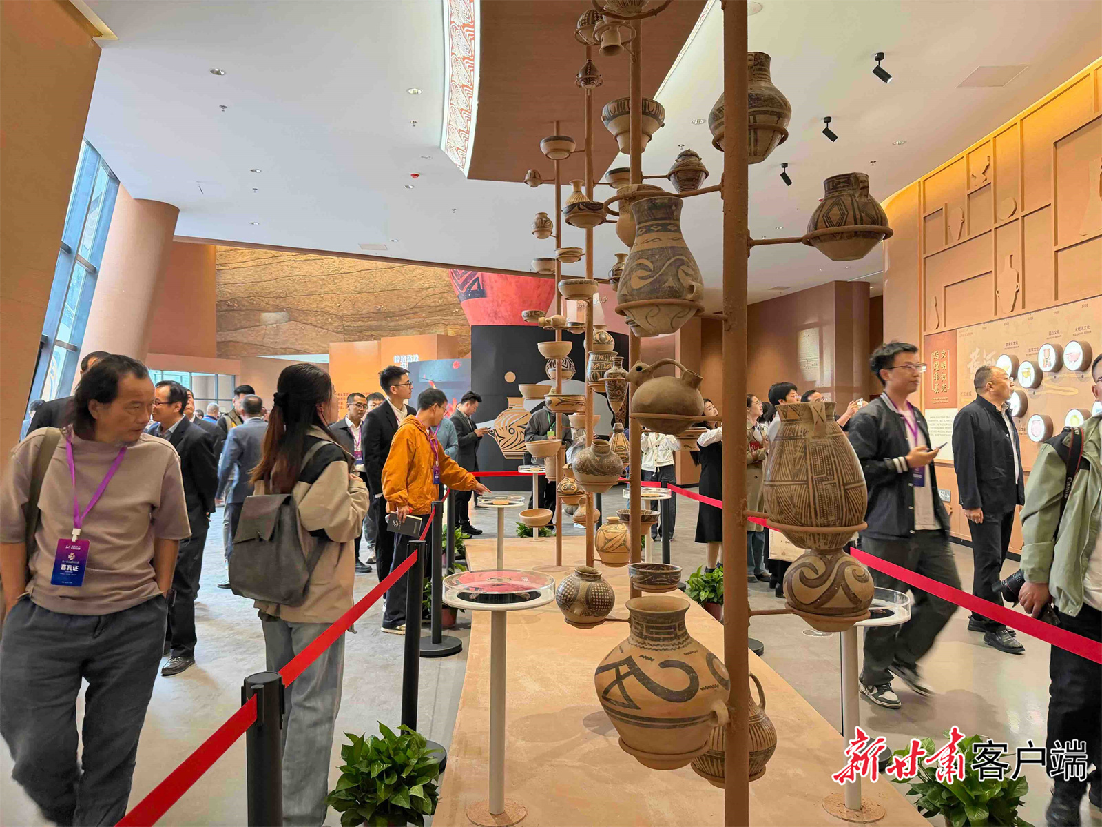 嘉宾走进马家窑文化研究展示中心参观