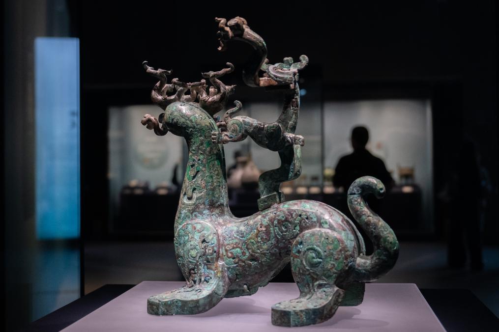 “江流万古——长江流域古代文明瑰宝展”展出的青铜神兽。 新华社记者杜子璇 摄