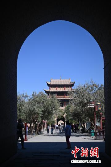 9月23日，甘肃省嘉峪关市嘉峪关关城文物景区游客络绎不绝。中新社记者　李亚龙　摄