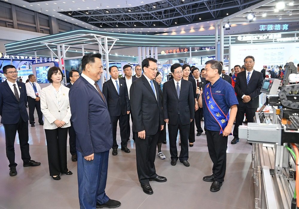 ▲开幕式前,袁家军、徐留平、胡衡华等前往重庆国际博览中心巡展。记者 苏思 摄