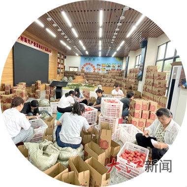 黄洞村通过销售各种特色农产品带动村民共同致富。