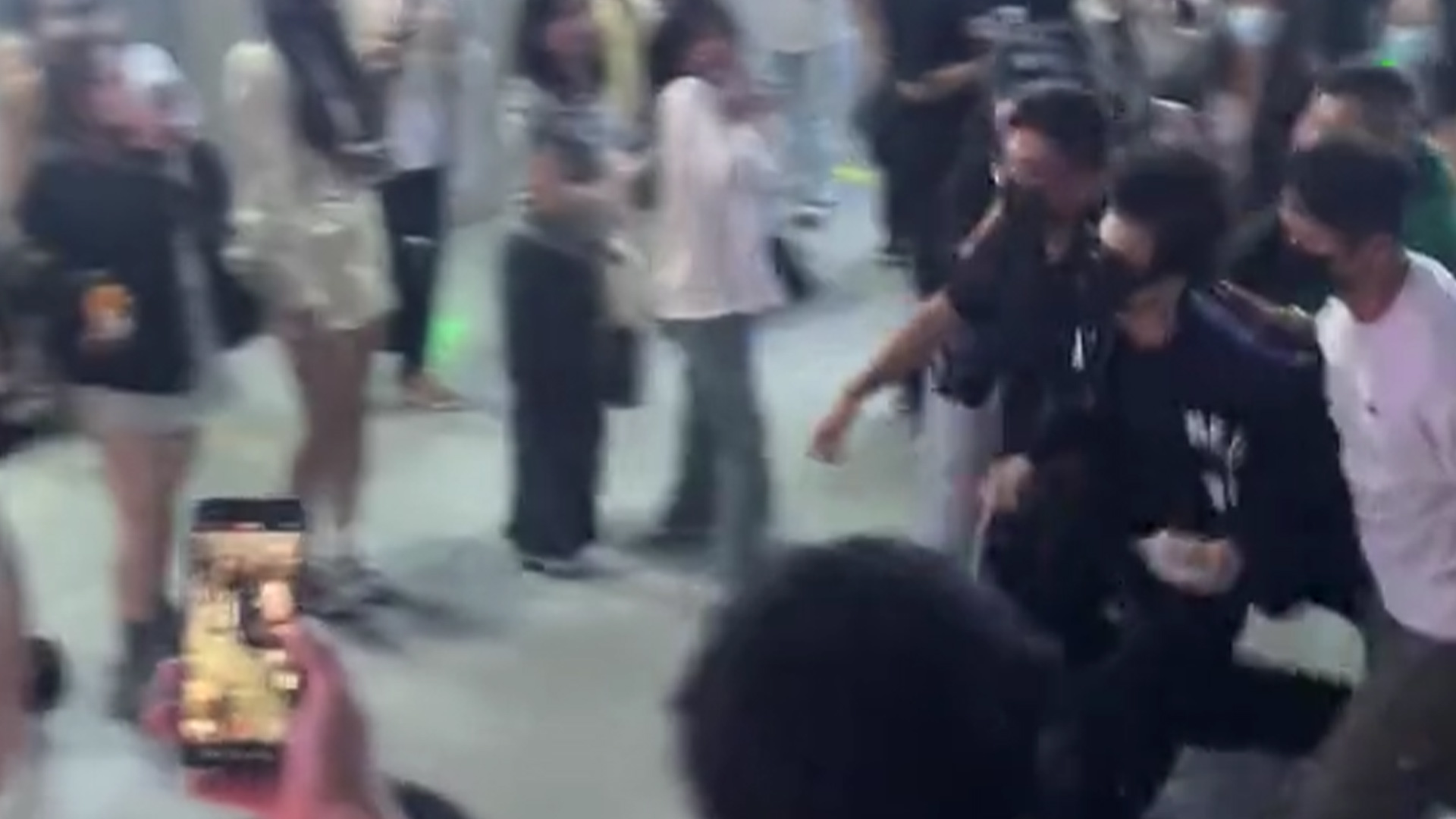 粉丝围堵高铁站惹众怒，专家建议将艺人行程信息分级保密