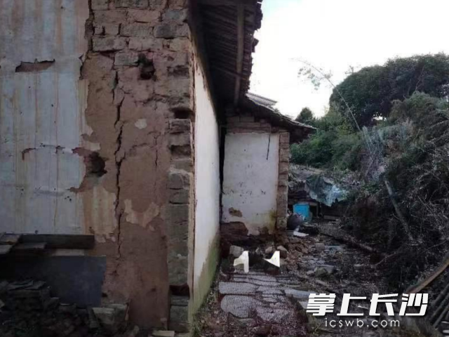 墙体坍塌,屋顶瓦片大面积刮落。 均为资料图片