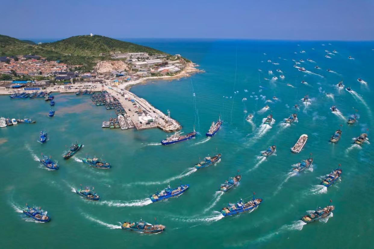 烟台黄渤海新区的渔船出海捕捞。新华社发