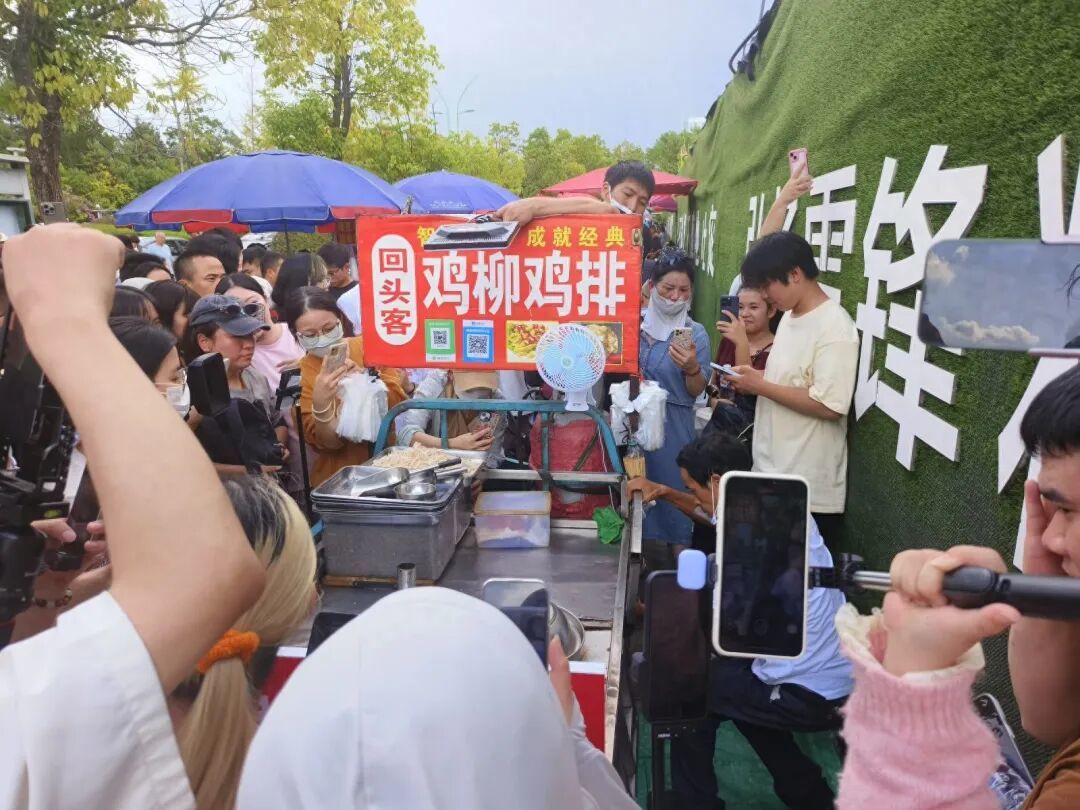 被层层围住的摊位。图/九派新闻