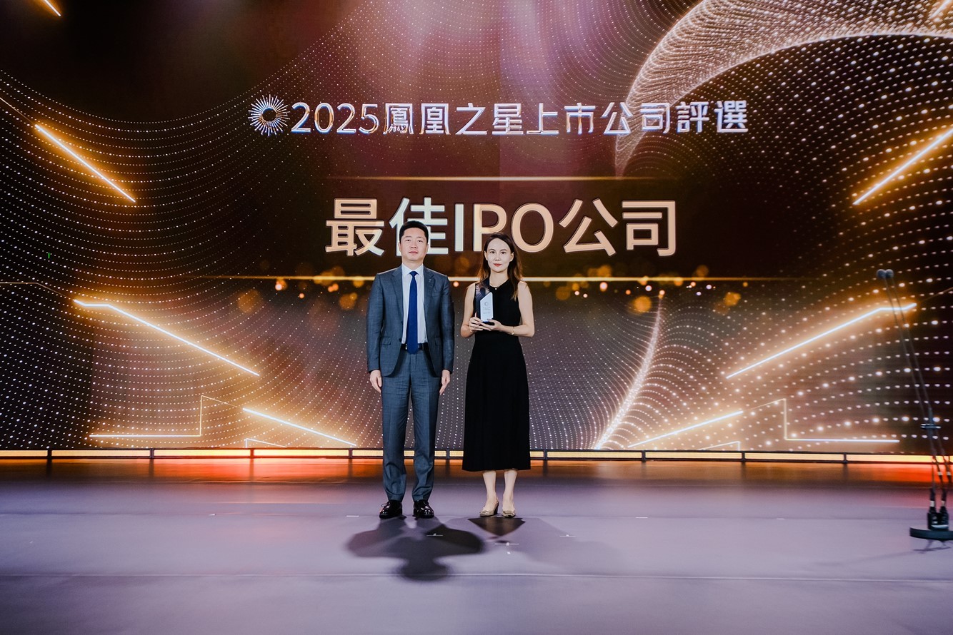 Brand Finance中国区总裁陈忆登（左）为获奖企业颁奖