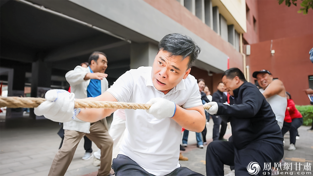 拔河比赛中，选手卯足劲、势在必得。