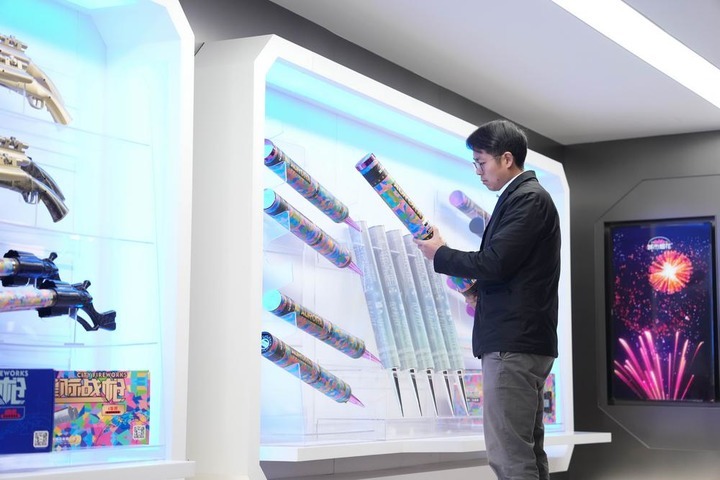 2月27日,“95后”海归李仕杰在湖南省浏阳市中洲烟花集团有限公司展厅查看烟花产品。新华社记者薛宇舸 摄