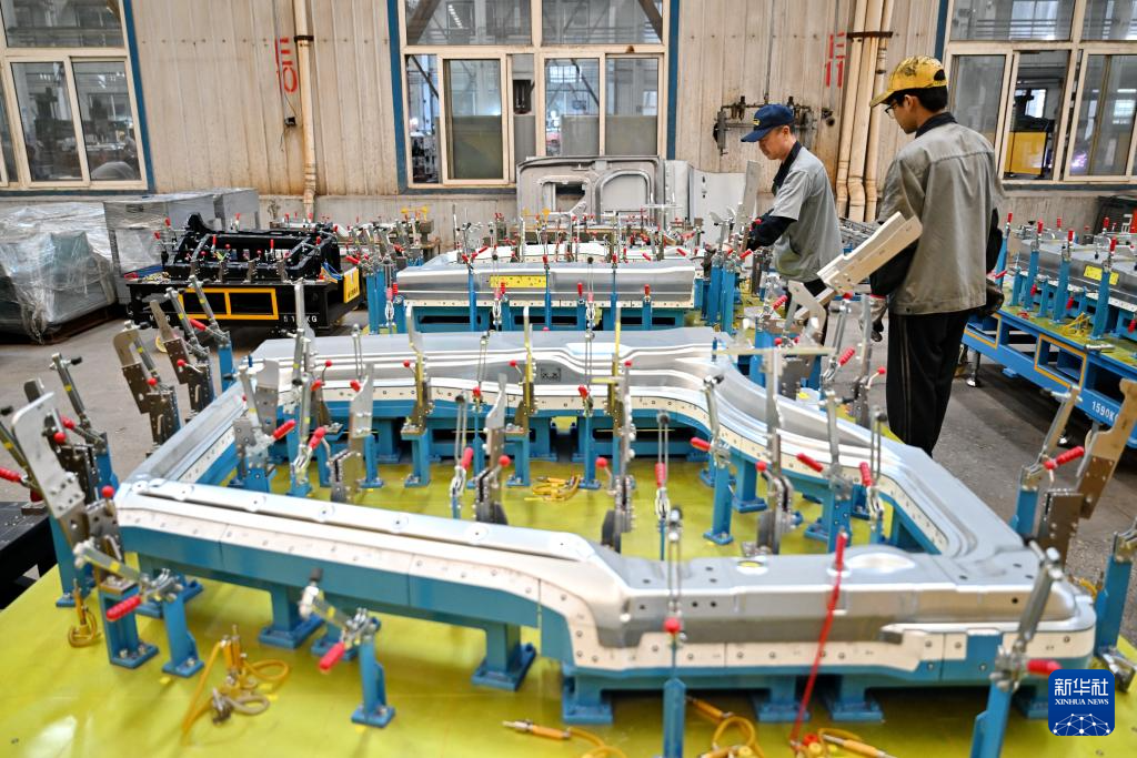 9月24日,泊头市兴林模具制造有限公司技术人员在检测产品质量。