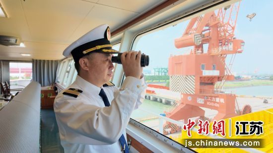 长江引航中心引航员为外轮引航(资料图)。长江引航中心 供图