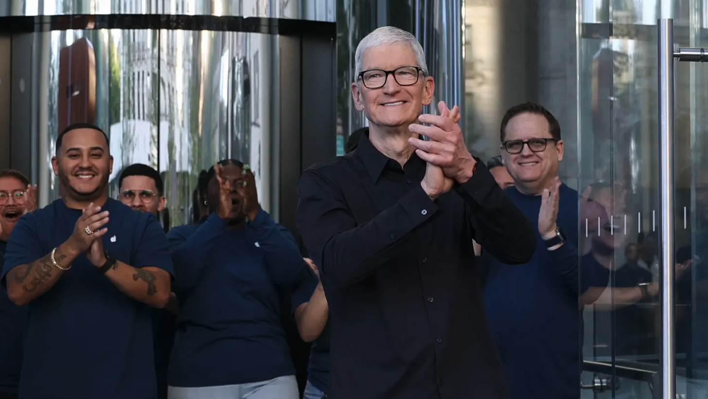 库克参加苹果门店的iPhone 17上市