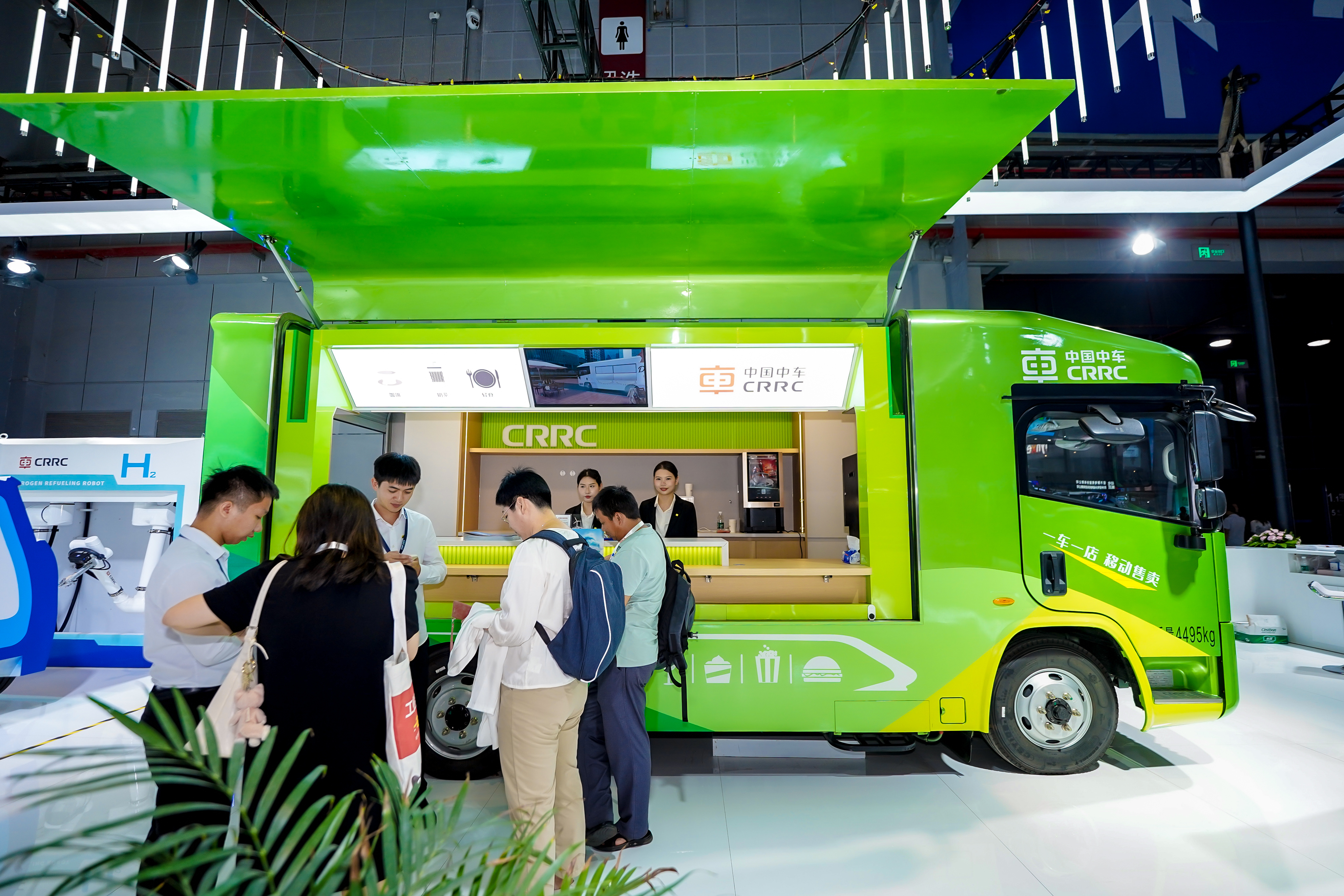 聚焦2025工博会:中国中车“双赛道双集群”彰显高端化、智能化、绿色化融合创新实践