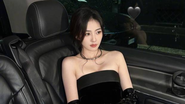 白鹿黑色抹胸礼服优雅贵气 车内摆拍氛围感十足封面图