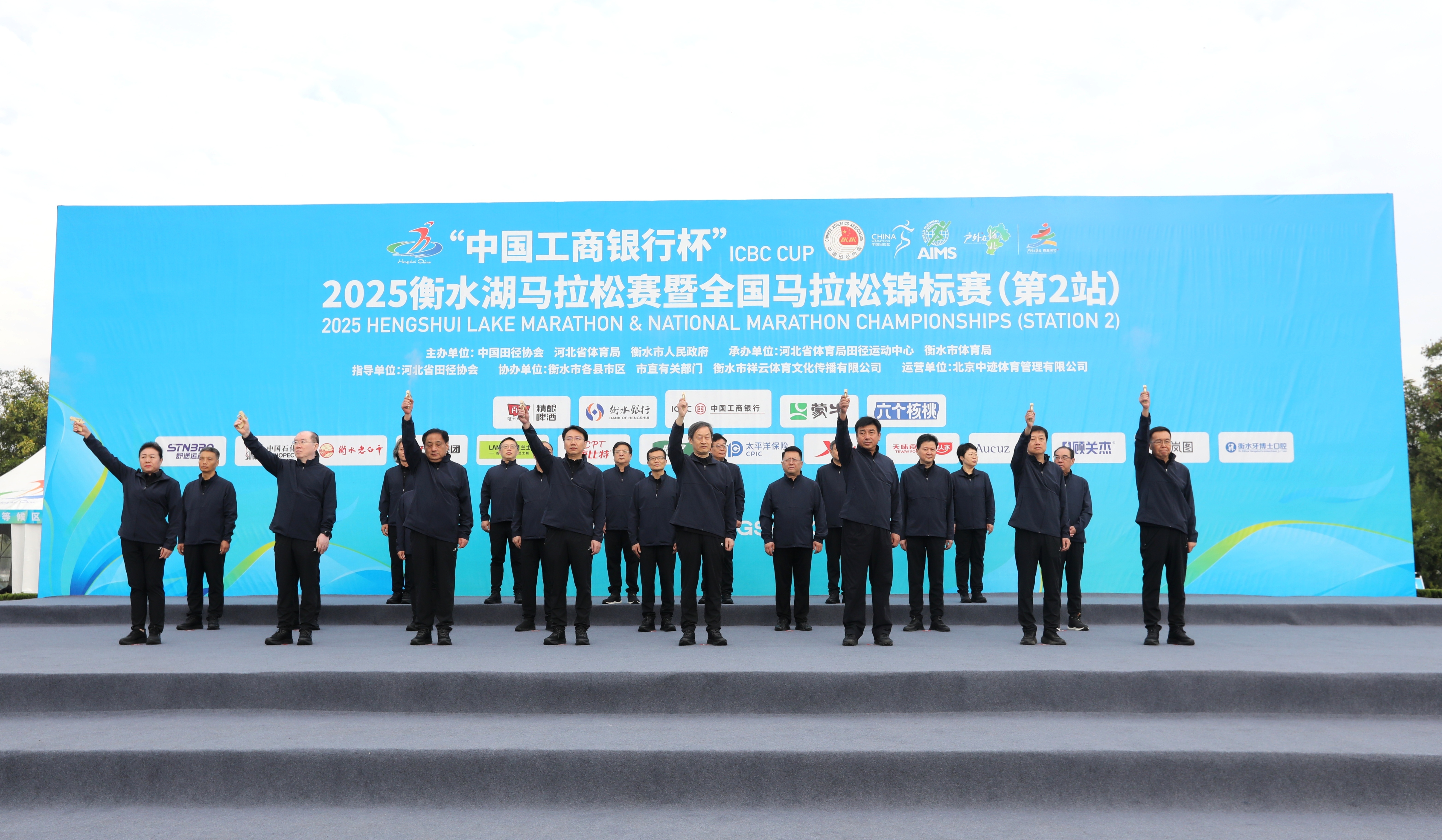 解云策、徐冰洁分获2025衡水湖马拉松赛男、女冠军