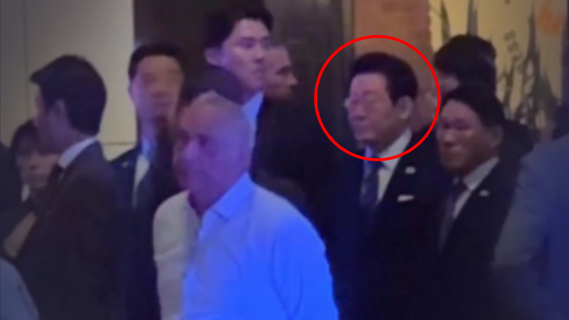 继马克龙、埃尔多安后，韩国总统李在明也被拦，为特朗普车队让道