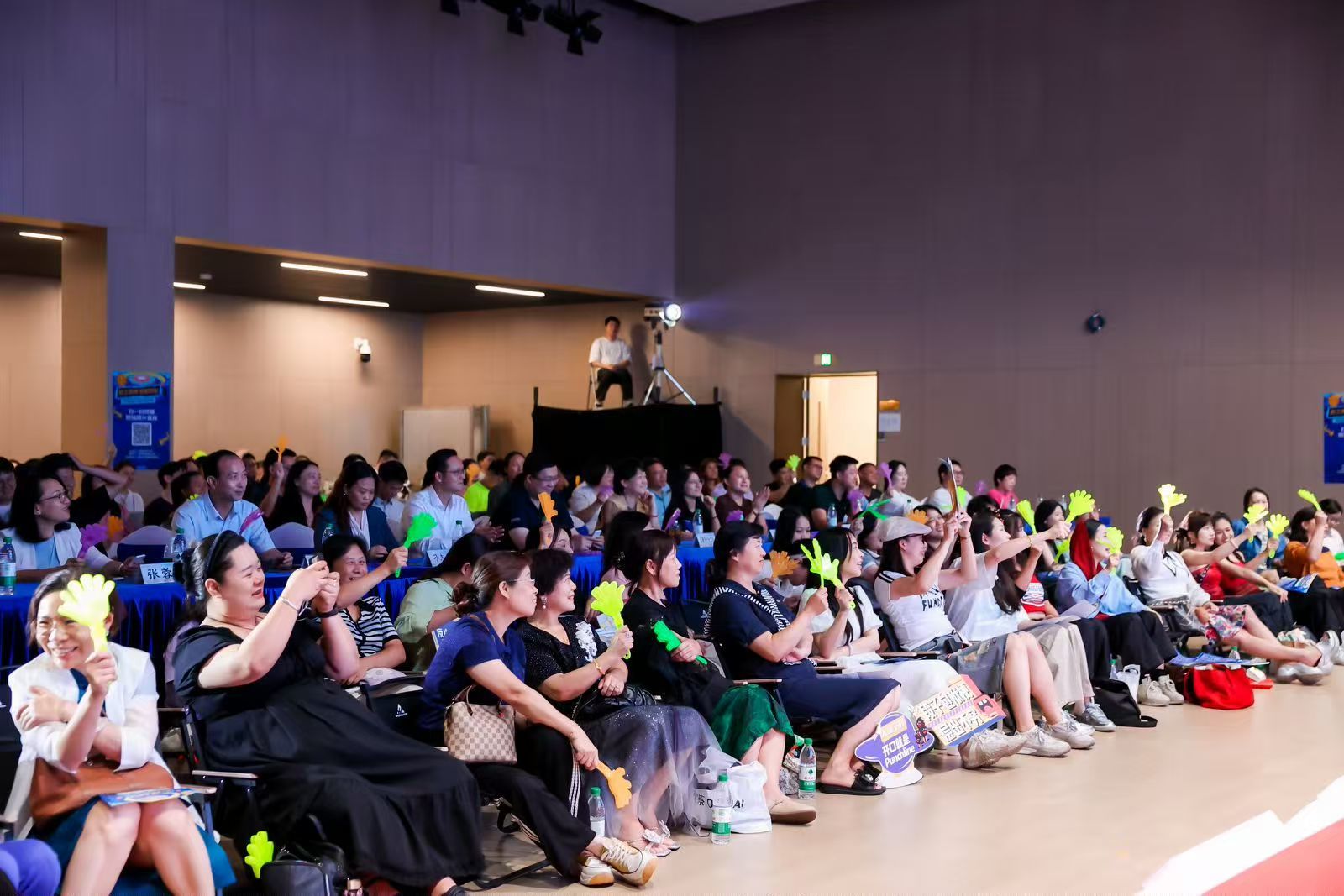 龙岗这场脱口秀“工”趣横生，“梗”有意思！