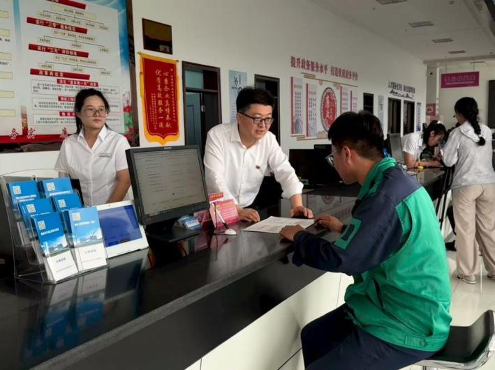 △窗口工作人员为企业提供帮办代办服务