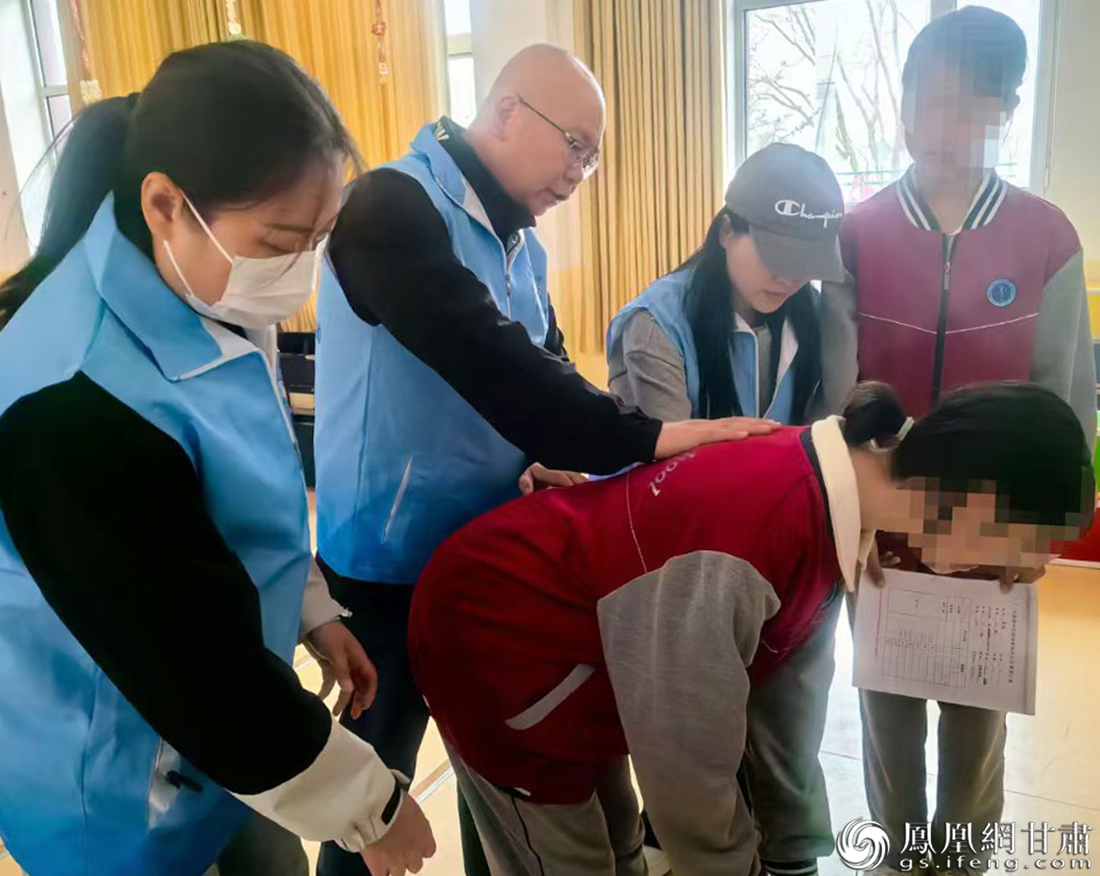 甘肃省中医院脊柱矫形科主任温剑涛(后排左二)向青海省红十字医院脊柱外科进修学习老师示范脊柱侧弯筛查 甘肃省中医院供图