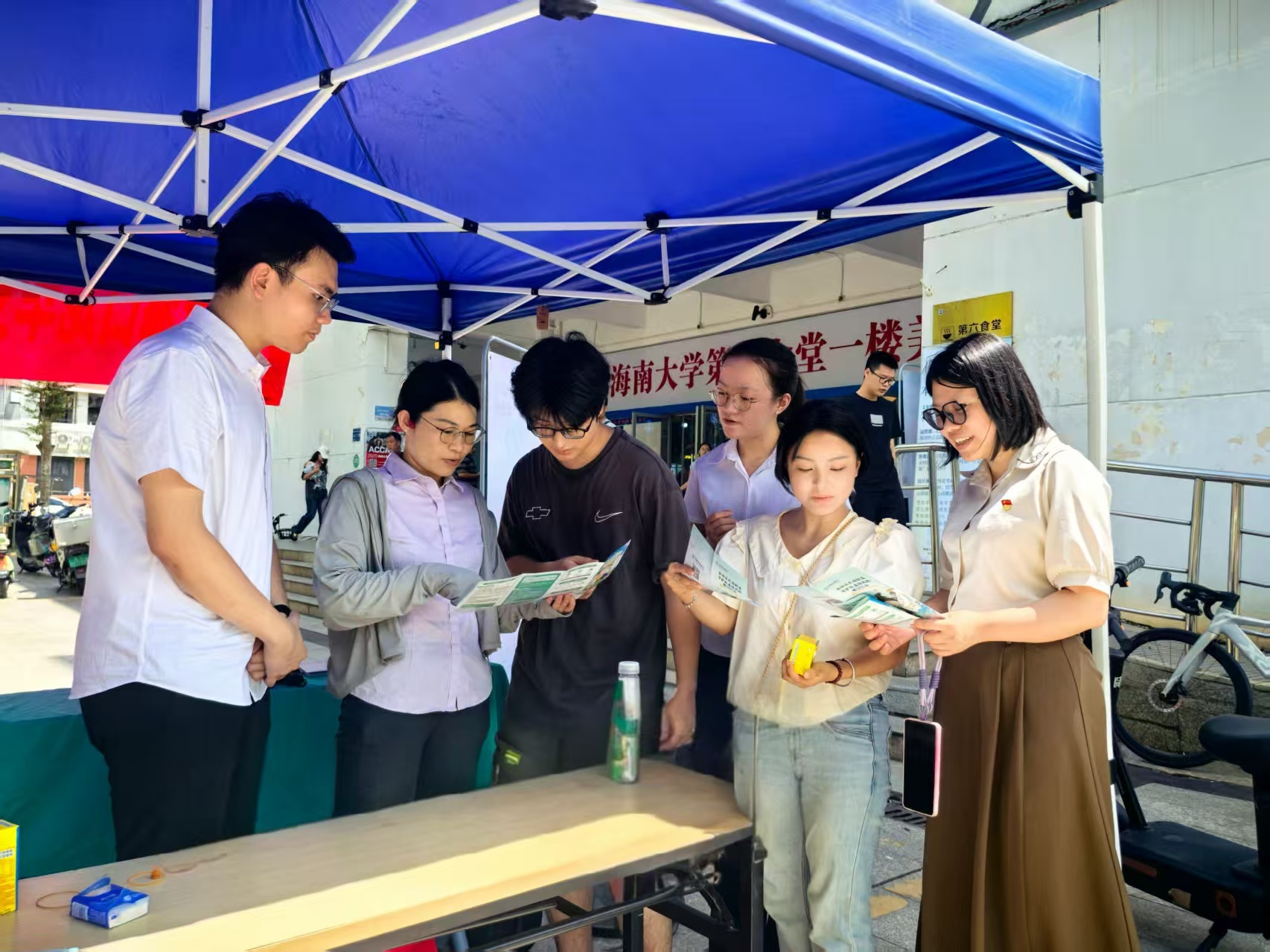 农行海口龙华支行开展金融教育 宣传周系列活动
