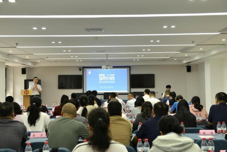 （图为中国银行河北省分行讲解专属金融服务方案 王婧涵/摄）