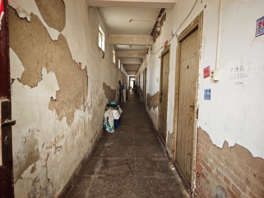 送餐时,我经常在别墅区普通小区工地以及这种住宿条件极差的城中村之间穿梭