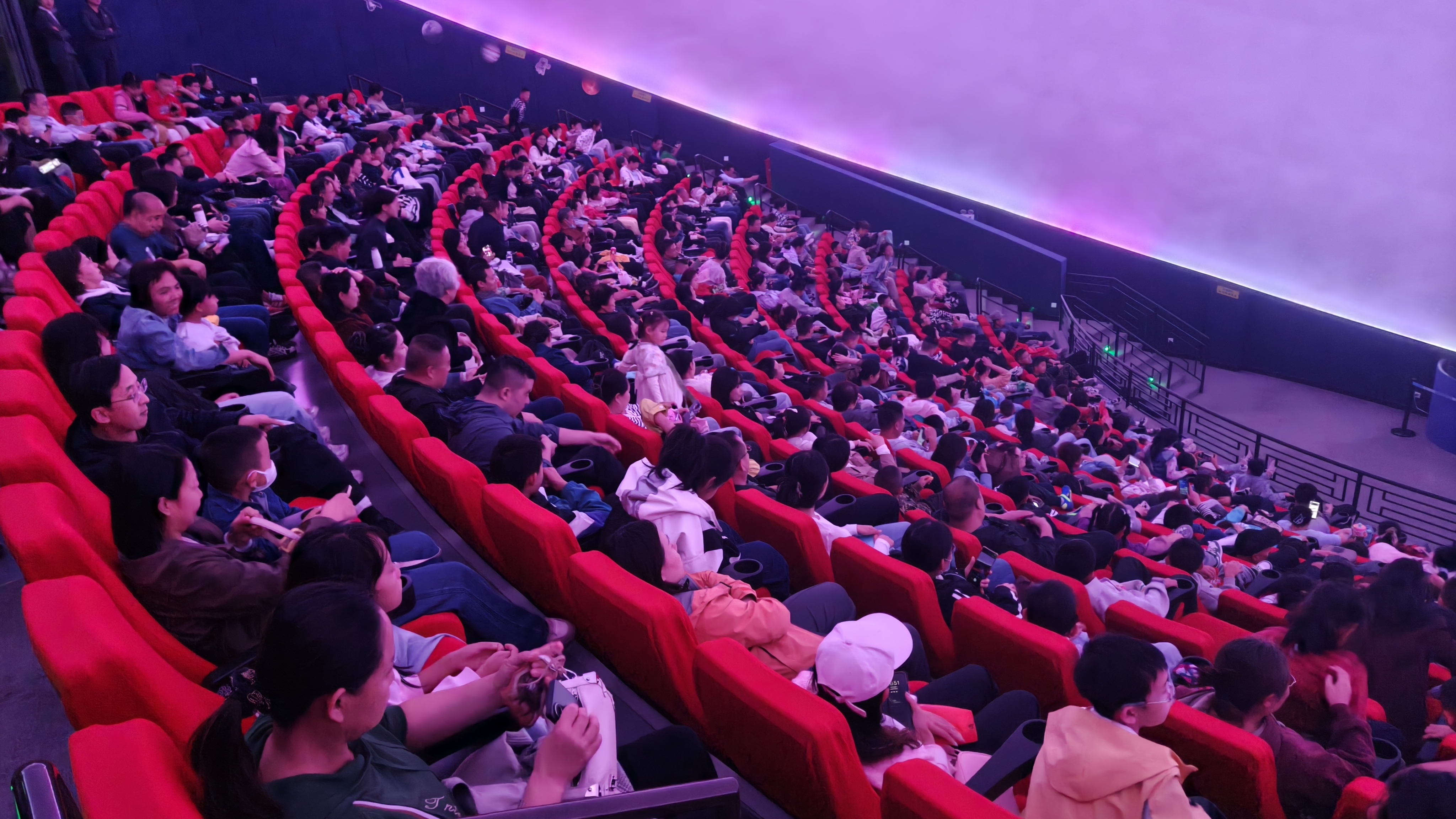 观众观看科普电影