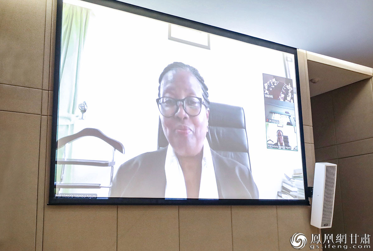 肯尼亚乔莫·肯雅塔农业与技术大学校长维多利亚·万布伊·恩古米说，在非洲高校推广AI面临多重挑战。兰州大学党委宣传部供图