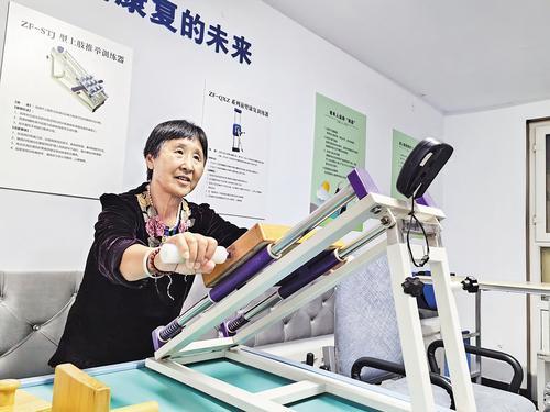 9月15日，70岁的孙桂花在张家口市万全区孔家庄街道居家养老服务中心的康复室做理疗。本报记者 刘雅静摄