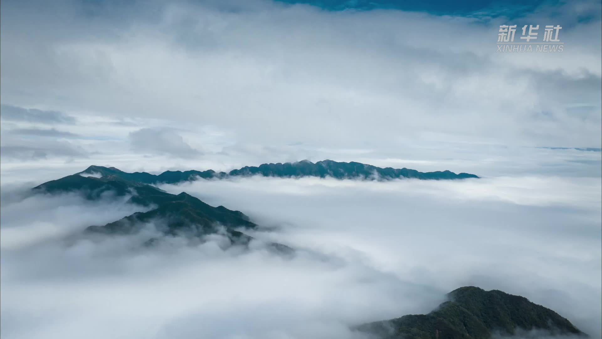 云海流淌回龙山 气势磅礴美如画