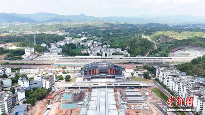 图为航拍江西于都站新建站房。王贤哲 摄