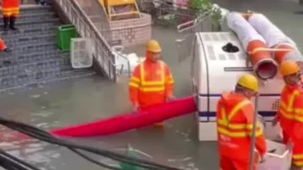 台风天里，这些身影超暖心