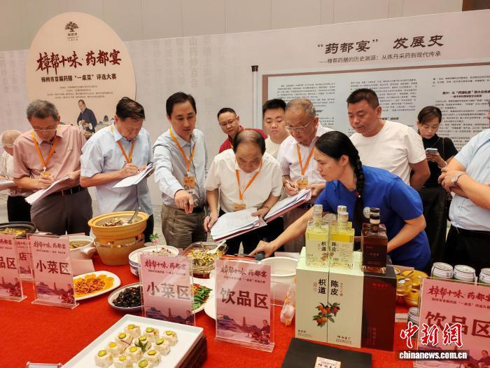9月22日至23日，“樟帮十味&middot;药都宴”首届药膳评选大赛在中国药都樟树举行，与会专家对参赛菜品进行评审。中新社记者 姜涛 摄