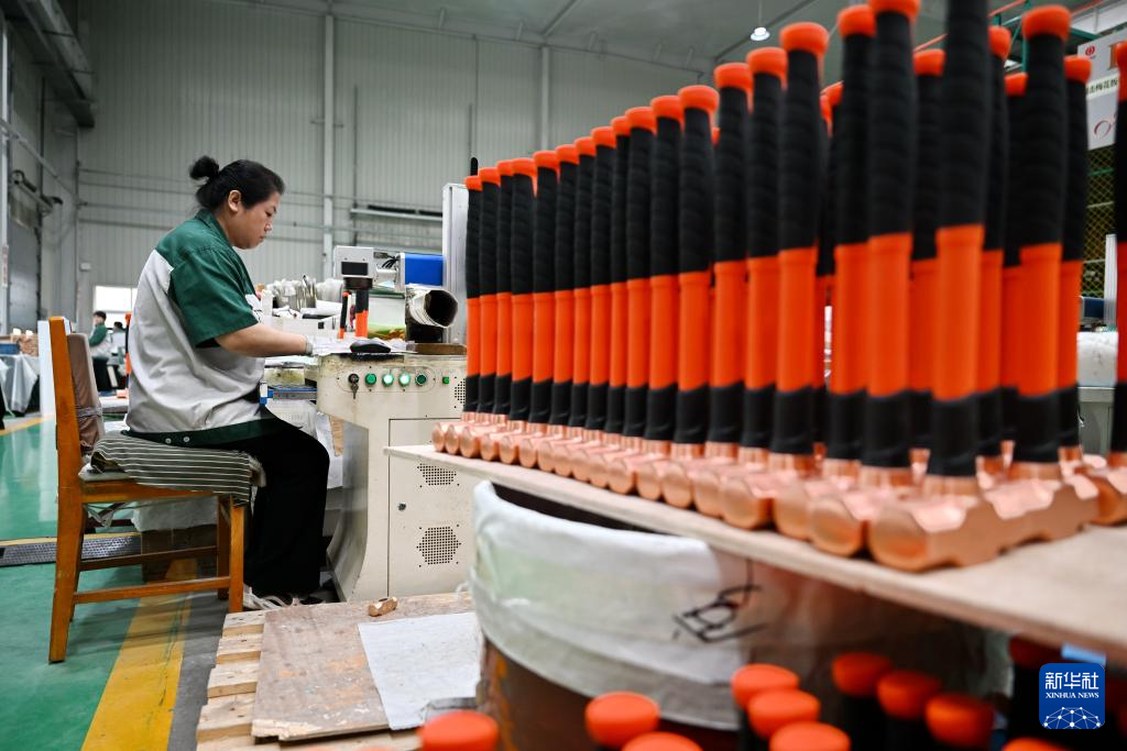 9月24日,泊头市中泊防爆工具集团股份有限公司工人在车间内工作。