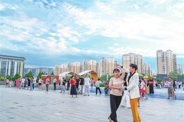 中川体育公园里跳舞的市民 本版图片除署名外均由兰州新区报记者罗晋业摄