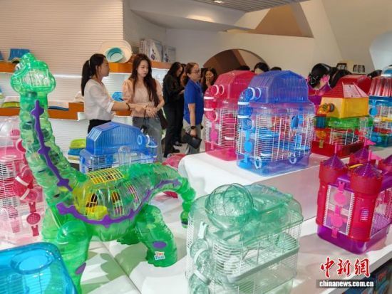 图为江苏中恒宠物用品股份有限公司生产的宠物用品。中新社记者 谷华 摄