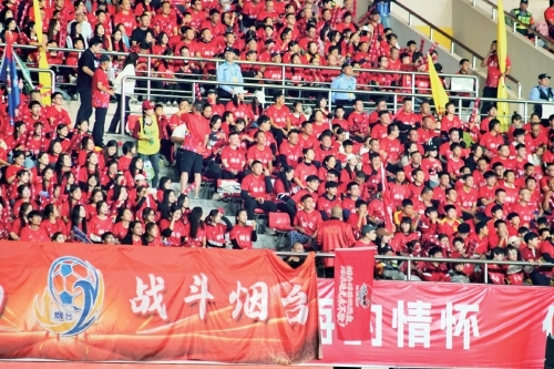 9月20日晚，超两万名球迷来到烟台体育公园体育场观看“鲁超”比赛。济南时报&middot;新黄河客户端记者姚正 摄