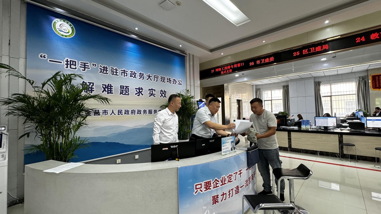 △市政务服务大厅开展“一把手走流程、科长坐窗口”活动