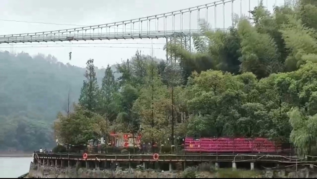 事故现场有人被威亚吊在半空中。