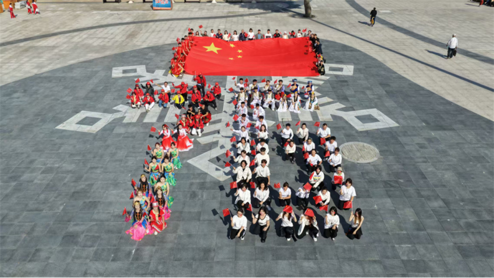 两岸青年齐聚哈尔滨共迎国庆中秋双节