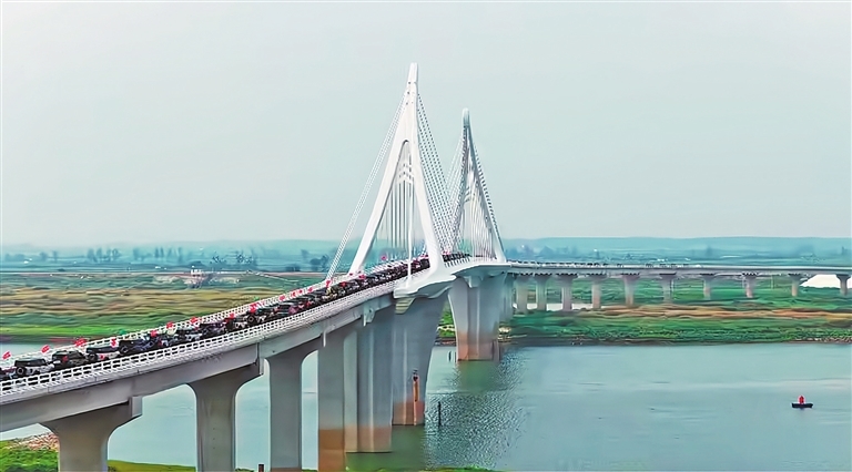 连接鄱阳湖旅游公路的铁河大桥。