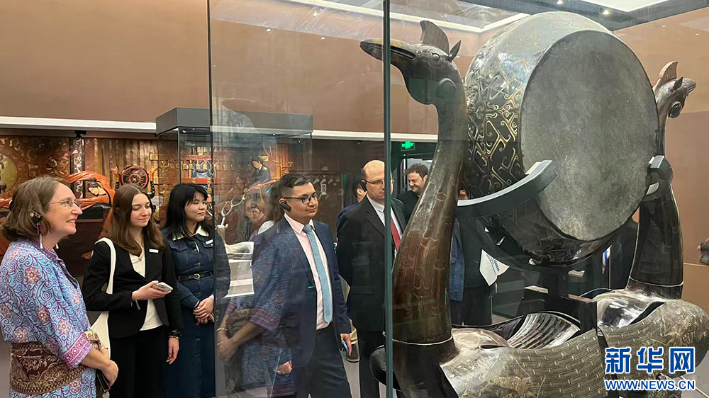 外国青年参观荆州博物馆。新华网发 郑淑俊摄