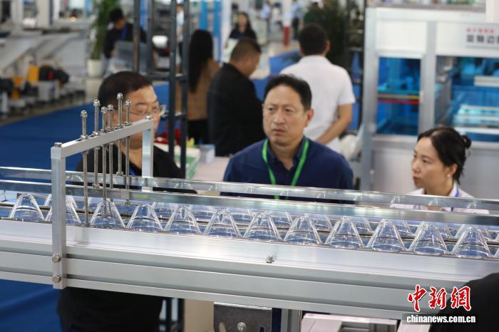 图为采购商在第六届中国&middot;沧县塑料中空制品展览会上选购设备。 田博 摄