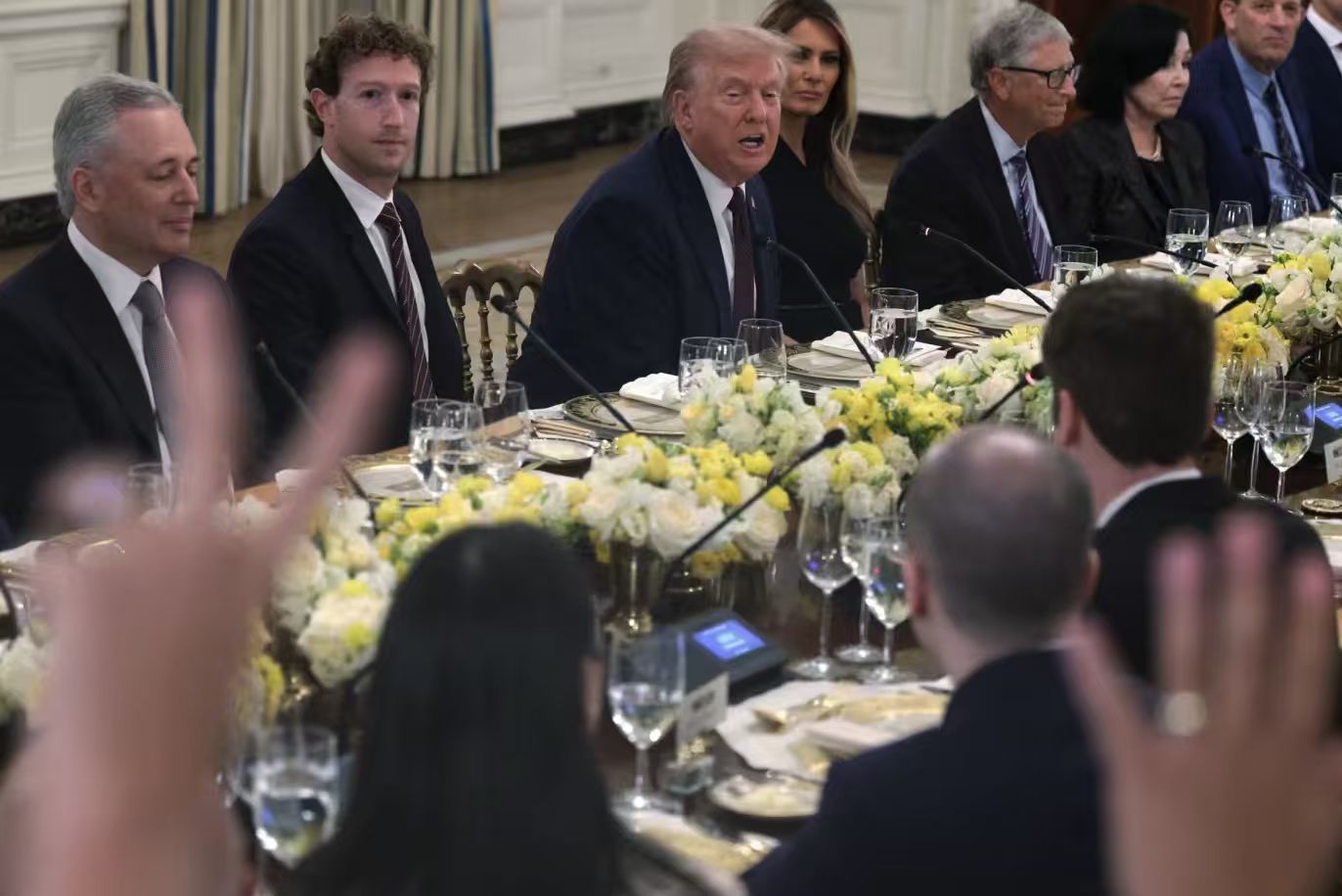 金融时报:扎克伯格、奥特曼精心策划靠近特朗普 被视为墙头草