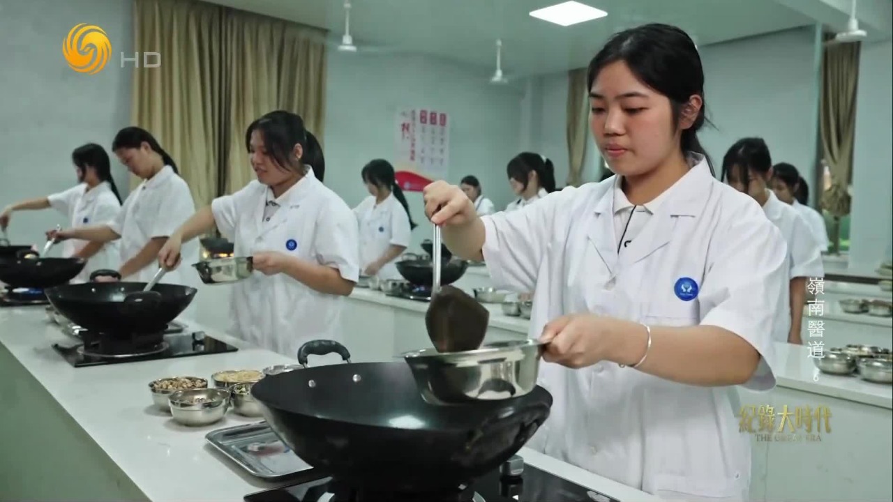 在学校的药物种植园里，现代医学生们与医学前辈潘茂名达成了情感共鸣