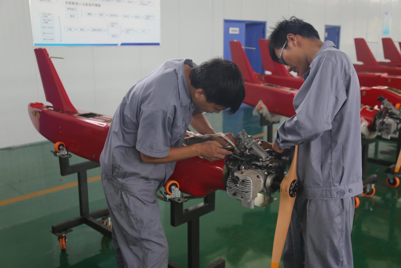 学生正在进行“无人靶机发动机组装和调试”项目