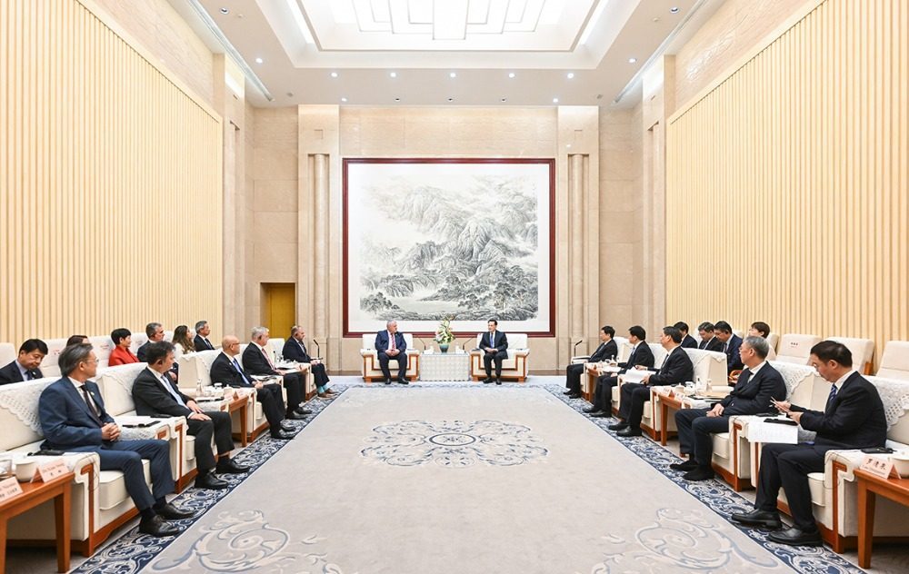 9月25日下午,重庆市委书记袁家军,市委副书记、市长胡衡华会见出席第十九届重庆市市长国际经济顾问团会议重要嘉宾。记者 苏思 摄