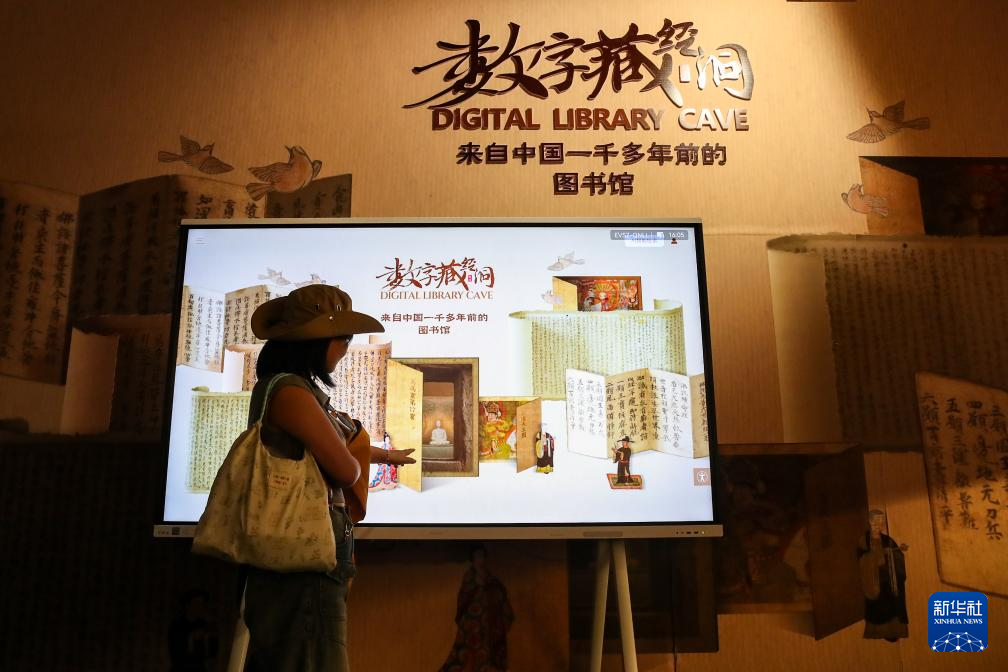 9月22日，游客在参观敦煌研究院“典范”“高地”建设成果展。新华社记者　郎兵兵　摄