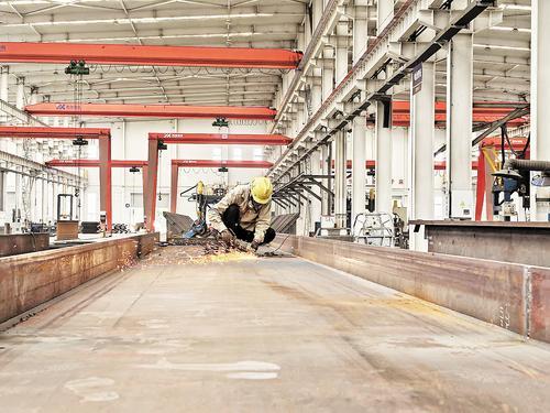 9月16日，在秦皇岛永祯钢结构制造有限公司车间，工人在制作装配式建筑构件。 本报记者张辉摄