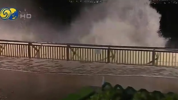 超强台风“桦加沙”逼近，香港巨浪达数米